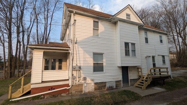 Building Photo - Newly renovated Akron apartment offering spacious rooms and a finished attic for flexible living ...