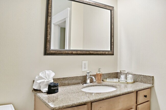 Building Photo - 509 S Willow Ave