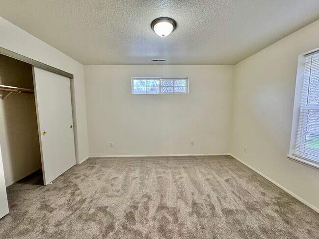 Building Photo - 2 WEEKS FREE RENT! Beautifully Remodeled, Easy Living Townhome. Location, Location!