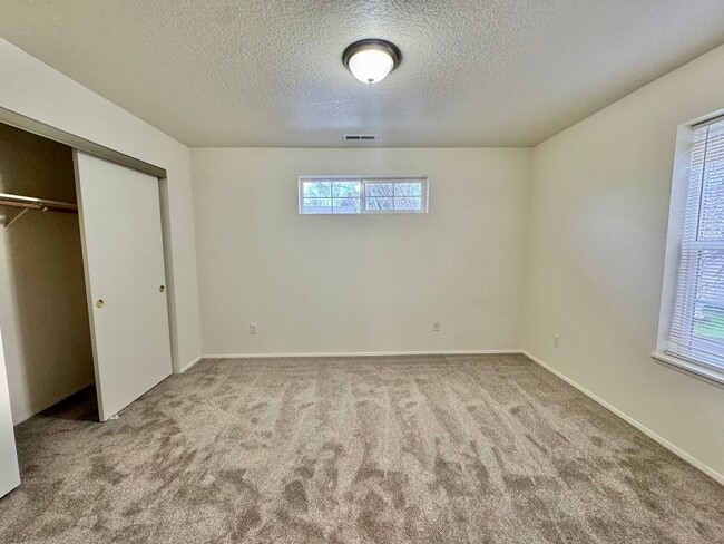 Building Photo - MOVE IN SPECIAL!  Beautifully Remodeled, Easy Living Townhome. Location, Location!