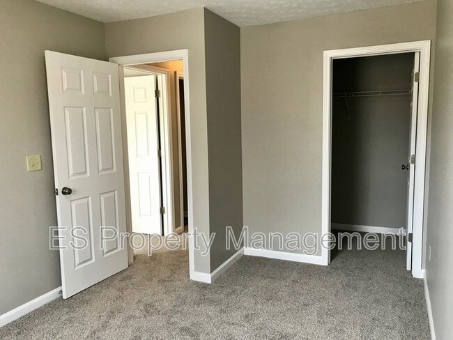 Building Photo - 5390 Lakeside Manor Dr