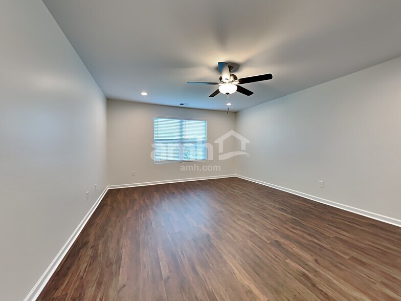 Building Photo - 422 Lions Den Dr