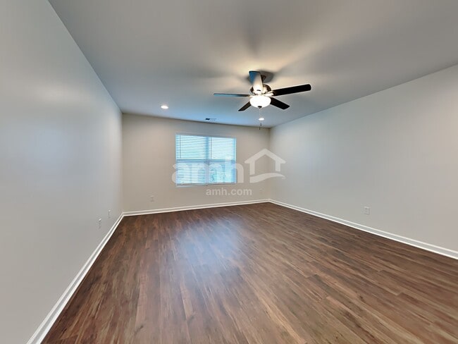 Building Photo - 422 Lions Den Dr