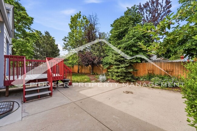 Building Photo - Spacious Home with Washer/Dryer and Central AC