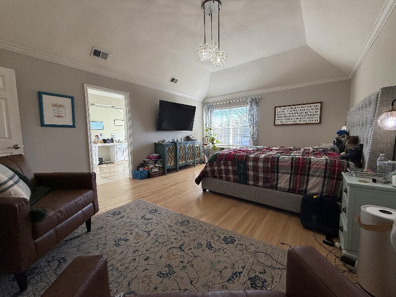 Building Photo - 4010 Crestwood Dr