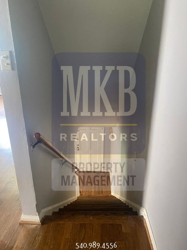 Building Photo - 2 Bedroom 1 Bath Duplex in Grandin/Raleigh...