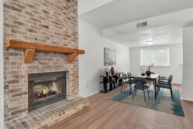 Building Photo - 9611 Meadowheath Dr