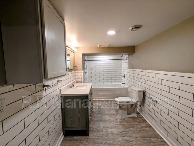 Building Photo - 1194 Laurie Rd W