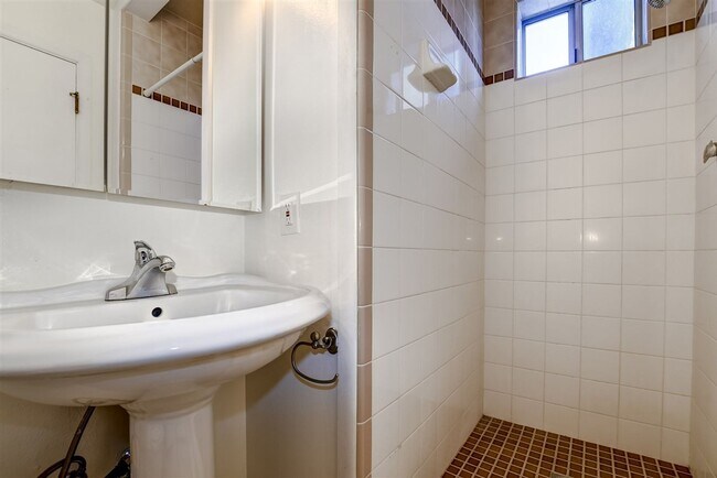 Building Photo - 2 Bed + possible 3rd, 2 Bath Home Close to...
