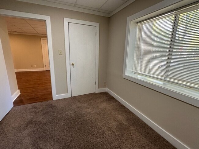 Building Photo - $1795 – 3 BA, 1 BA Lower Flat with Central Air - Close to UWM - 2500 N Bartlett