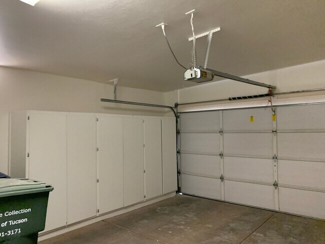 Building Photo - 3 bedroom, 2 bath with 2 car garage