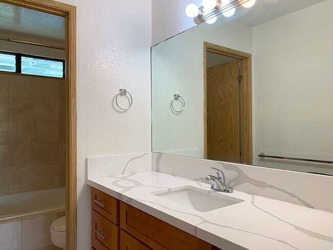 Building Photo - Recently Refreshed Pearl City Townhouse wi...