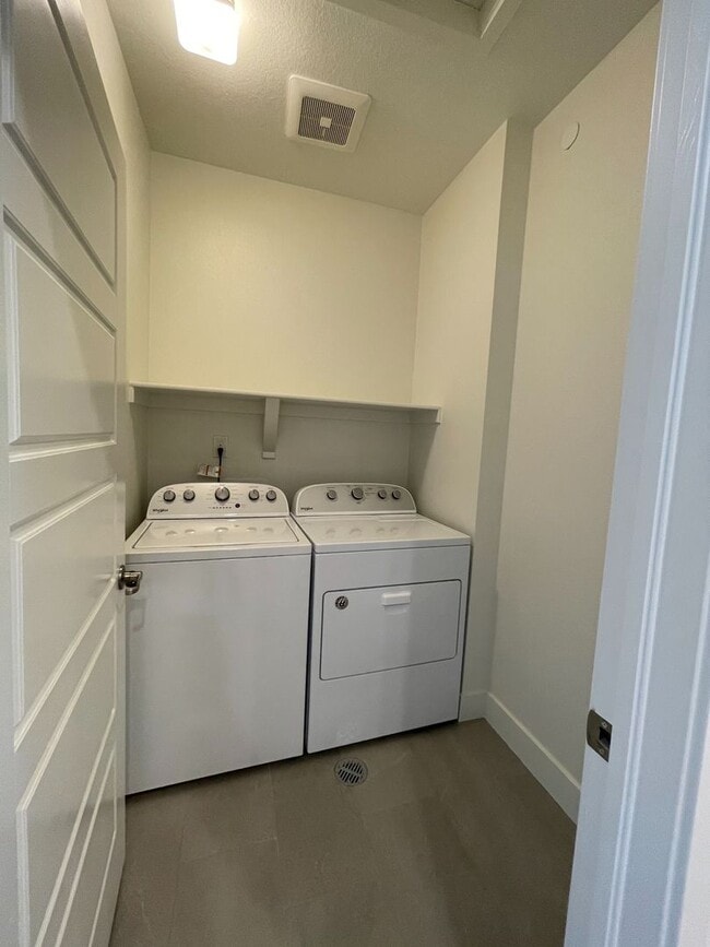 Building Photo - 3bed/3.5bath Townhouse in Downtown Superior - Available August!