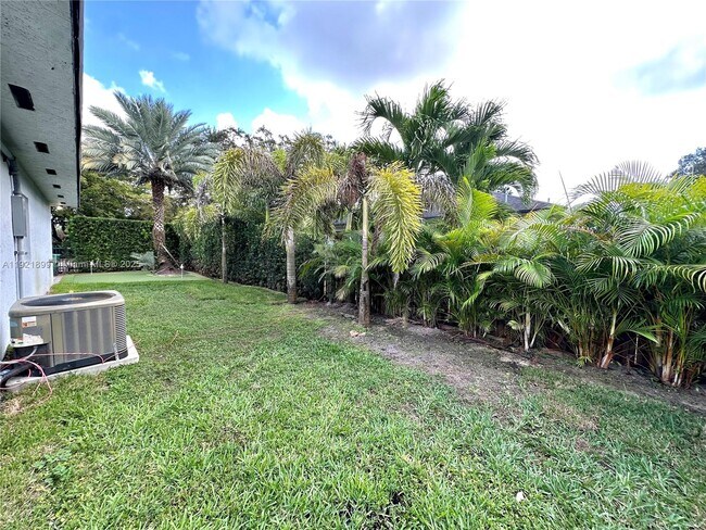 Building Photo - 14890 NE 10th Ave