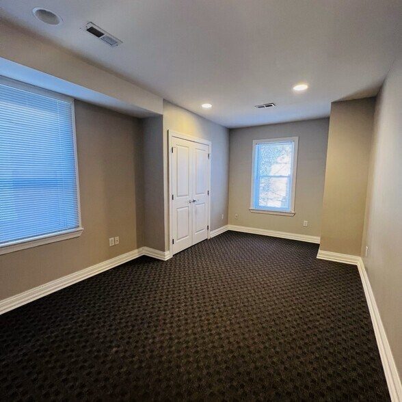 Building Photo - 619 S 42nd St