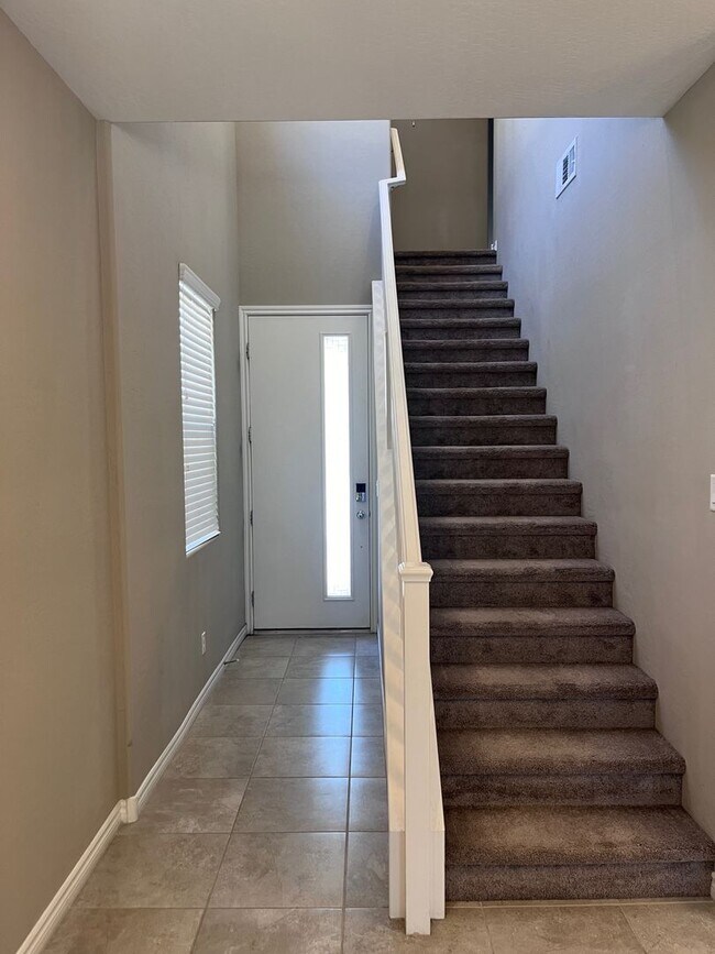 Building Photo - 3 Bedroom Single Family home - Gated community