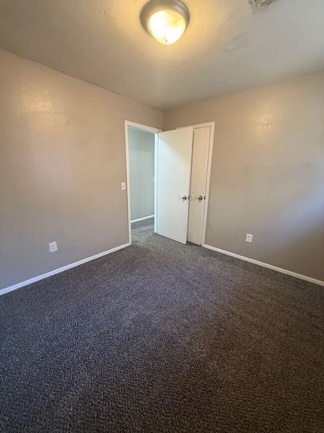 Building Photo - Beautiful, spacious home in Del City!