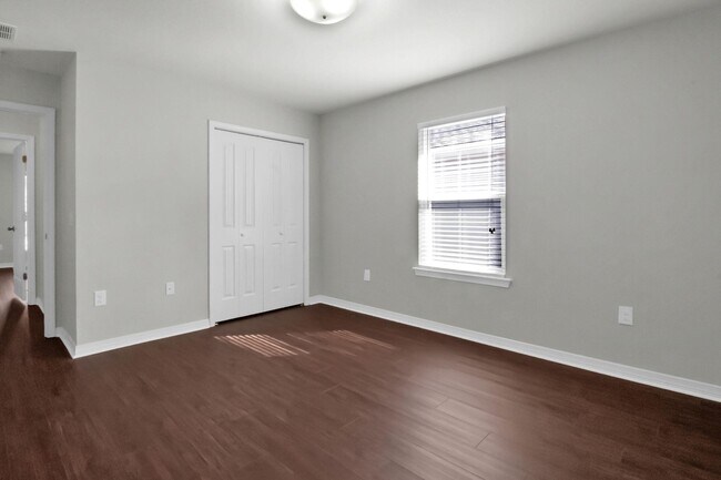 Building Photo - 8402 Island Dr