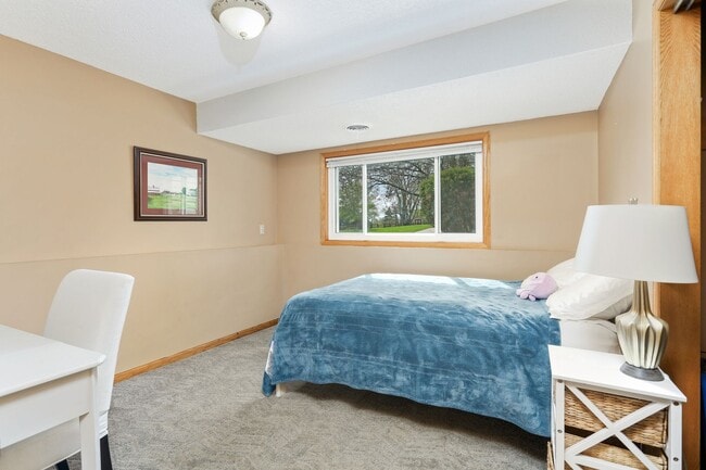 Building Photo - Spacious Home, 6bd, 3ba, 2 levels, 2 kitch...