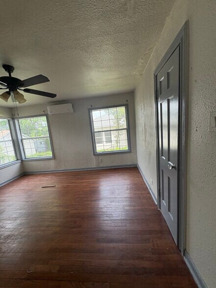 Bedroom - 210 Claremont Ave