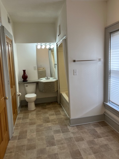 Large bath - 916 N Church St