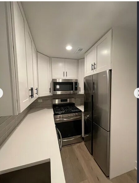 Building Photo - 511 W Barry Ave