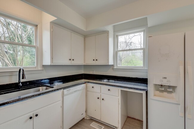 Building Photo - 3 Bed, 2 Bath Home in Prime Sylvan Park Lo...