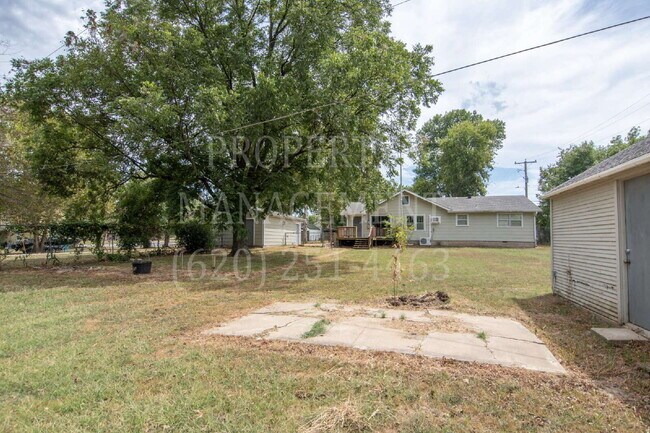 Building Photo - 3 Bed, 2 Bath - Detached Garage