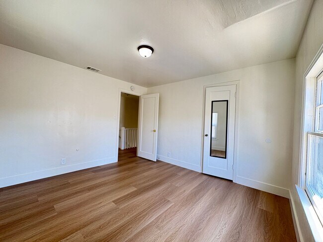 Building Photo - 11 S Hutchins St