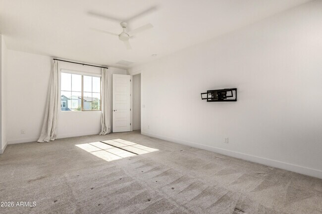 Building Photo - 2042 W Lariat Ln