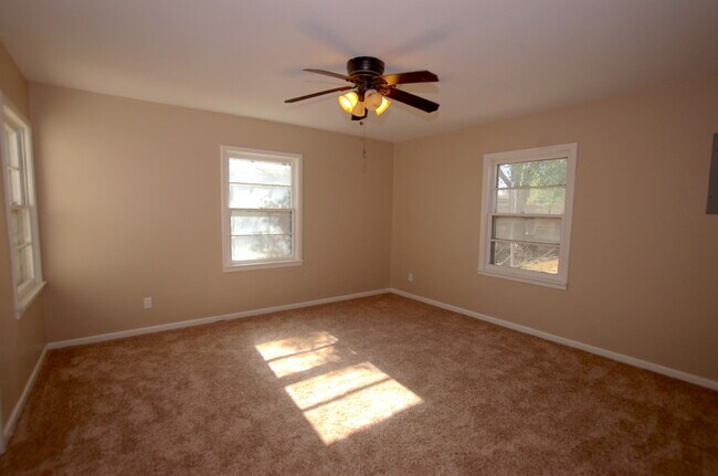 Building Photo - Great 2 Bedroom with 2 Living Areas