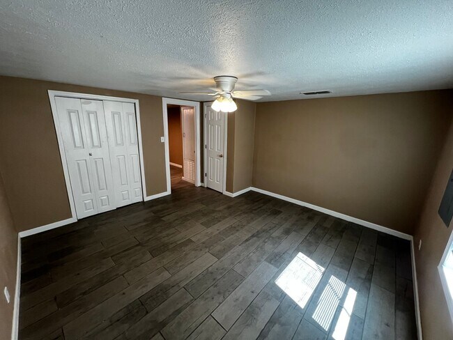 Building Photo - 2036 S Roosevelt Rd 6