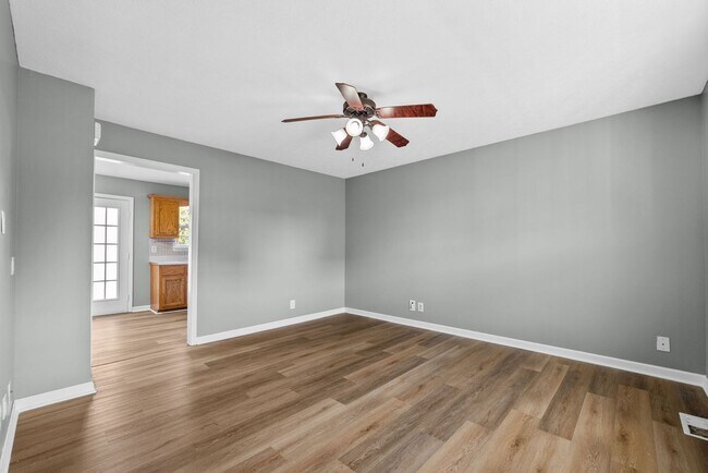 Building Photo - 3 Bedroom Pet Friendly Home For Rent Near Post!