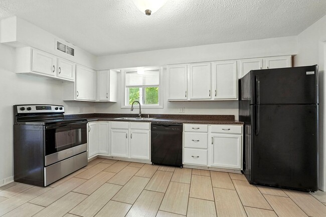 Building Photo - NEW LISTING! 3 BED/2 BATH HOUSE!