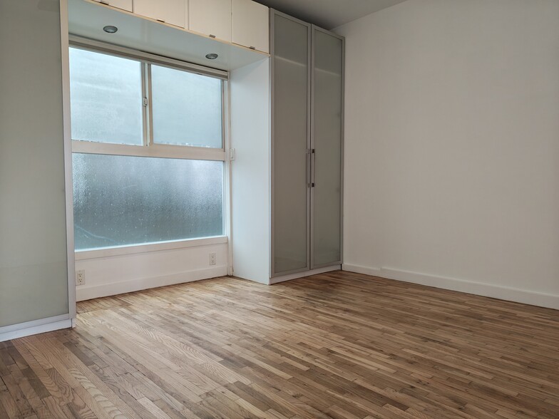 Building Photo - 252 3rd Ave