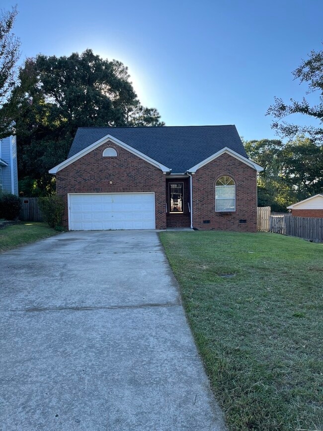 Building Photo - Large backyard and screened porch