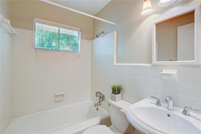 Building Photo - 1112 Franklin Cir NE