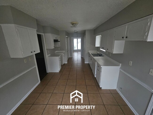 Building Photo - 6869 Amersham Dr