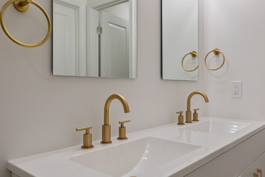 Building Photo - 2629 Dellrose Ave