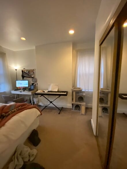 Building Photo - 370 S Negley Ave