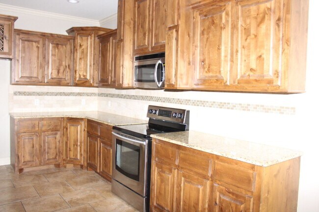 Building Photo - Southwest home, close to hospital, shopping, restaurants and easy access to FT Sill