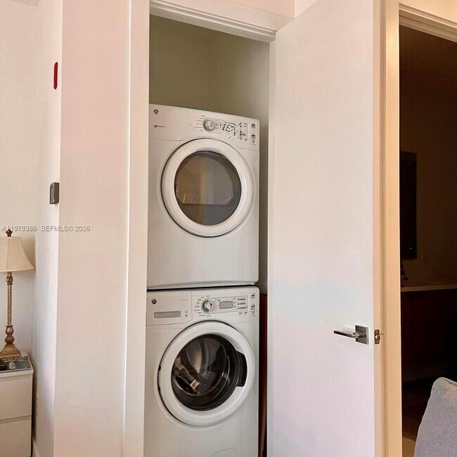 Building Photo - 1045 NE 18th Ave