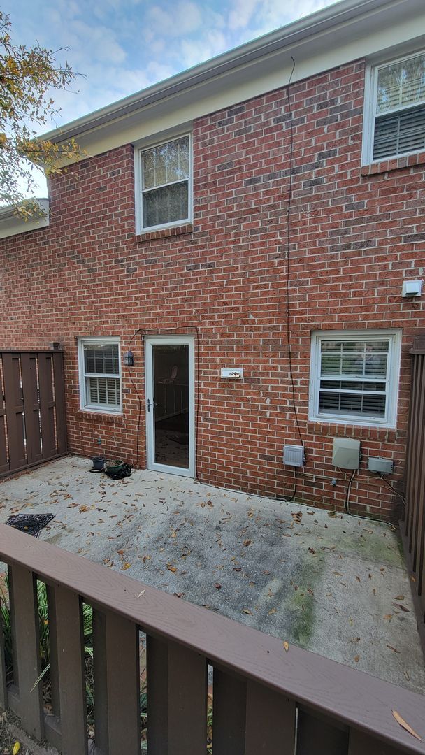 Building Photo - 2 Bed, 1.5 Bath Townhome in Greenville is Available! Location!!