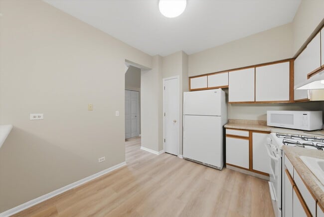 Building Photo - Beautifully Updated End-Unit Townhome