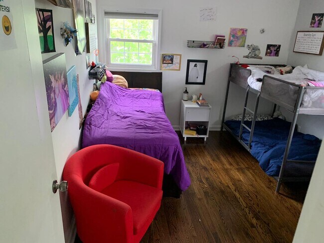 Building Photo - Large House in Cherry Hill East