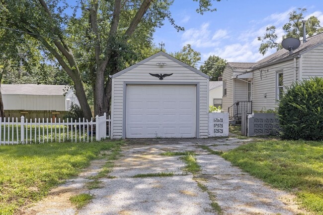 Building Photo - Cozy 3-Bedroom Ranch with Garage in Charmi...