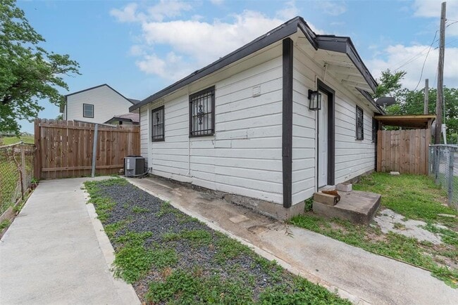 Primary Photo - 1209 Cabell St
