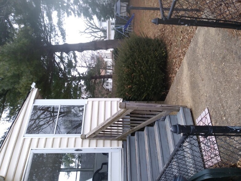 Building Photo - 319 Maitland St