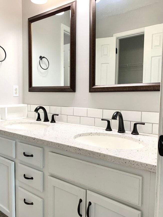 Building Photo - 1013 Mile High Dr