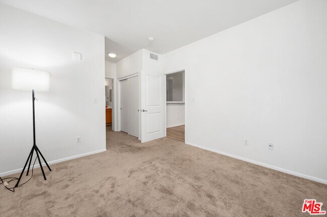 Building Photo - 6400 Crescent Prk E